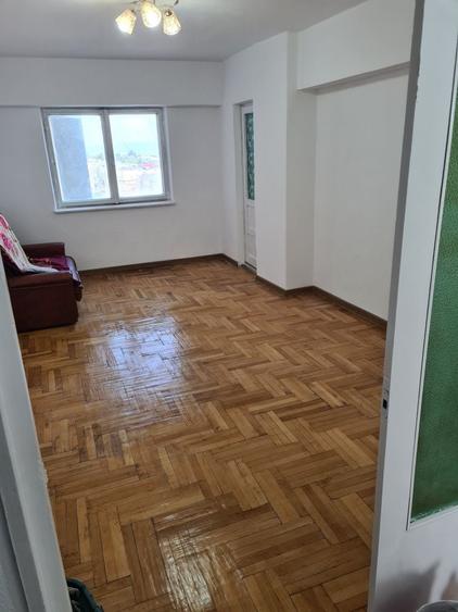 Apartament cu 3 camere decomandat în Buhuși