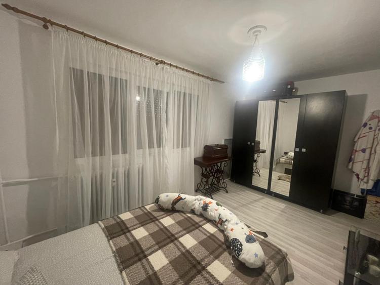 Apartament cu 3 camere semidecomandat, mobilat în Valea Rosie