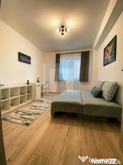 Apartament cu 3 camere decomandat în Tractorul
