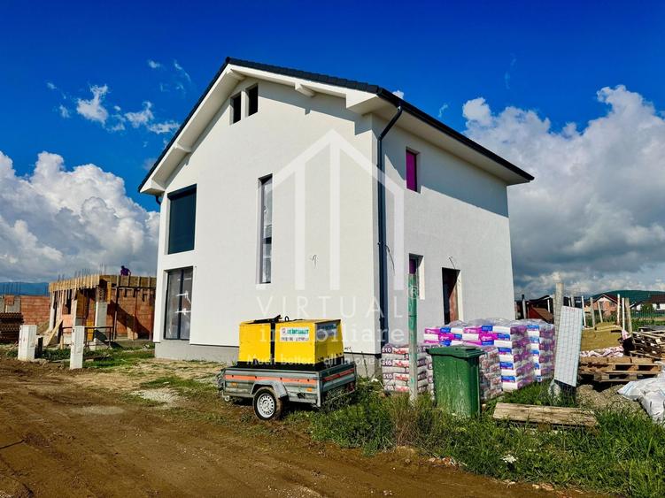 Casă individuală cu 4 camere cu Canalizare în Cristian