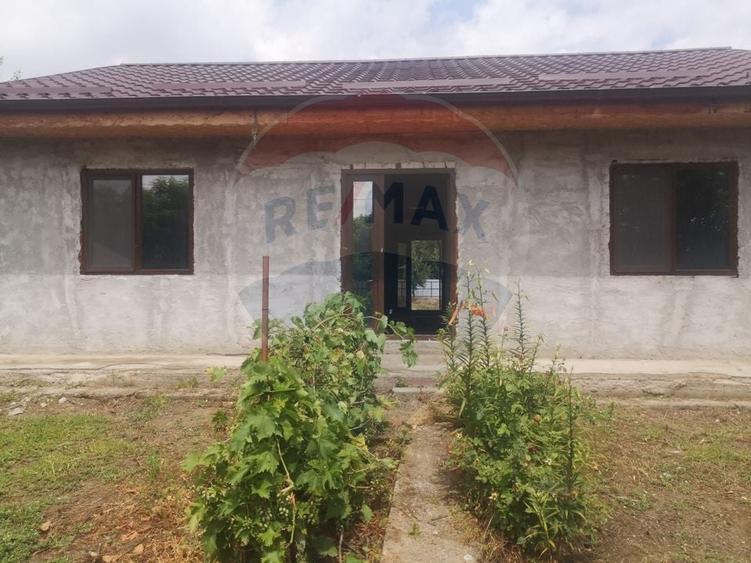Casă individuală cu 3 camere cu Teren 1200 Mp în Gostinu