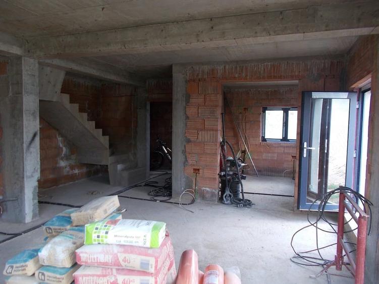 Casă cu 6 camere cu Teren 242 Mp în Central