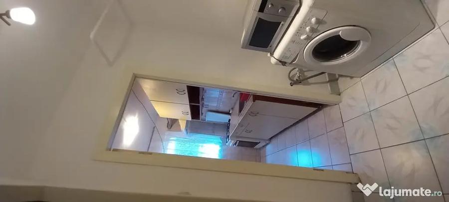 Apartament cu 3 camere semidecomandat în P-ța Reșița