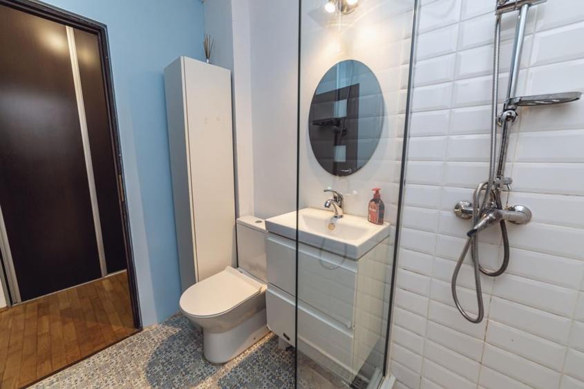 Apartament cu 3 camere semidecomandat, mobilat în Titan