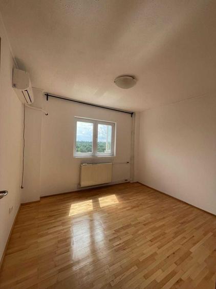 Apartament cu 3 camere semidecomandat în Tineretului