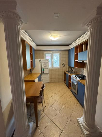 Apartament cu 3 camere semidecomandat în Berceni