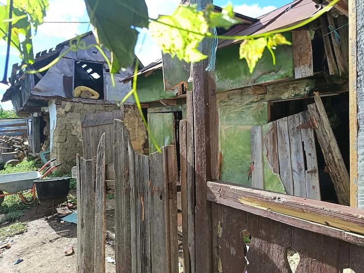 Casă cu 2 camere cu Teren 1500 Mp în Hoisești