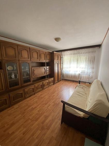Apartament cu 3 camere decomandat în Exterior Vest