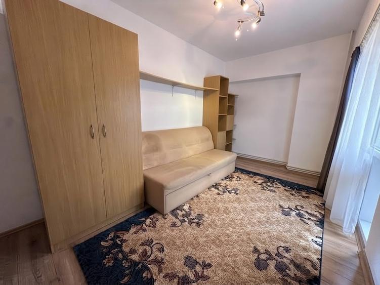 Apartament cu 3 camere decomandat în Răcădău