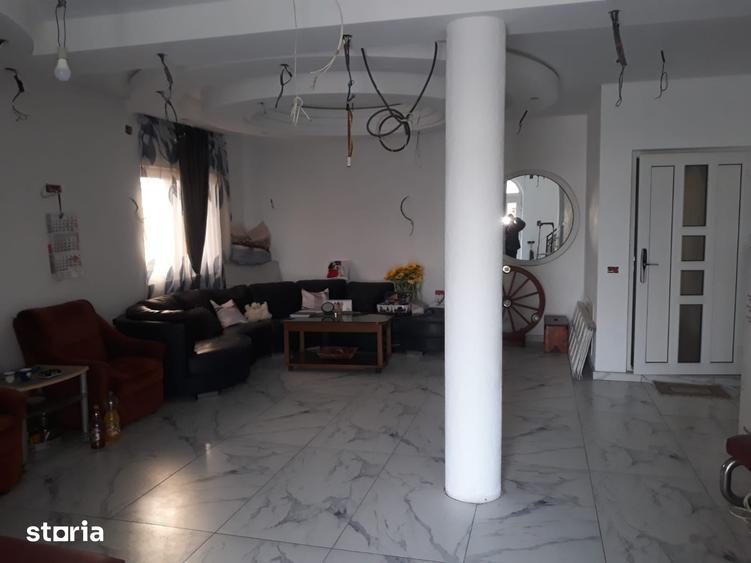 Casă cu 7 camere cu Teren 2600 Mp în Centura