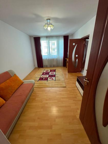 Apartament cu 3 camere semidecomandat în 7 Noiembrie