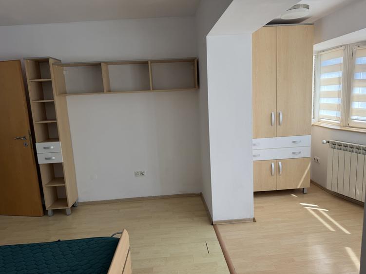Apartament cu 3 camere semidecomandat, mobilat în Ultracentral