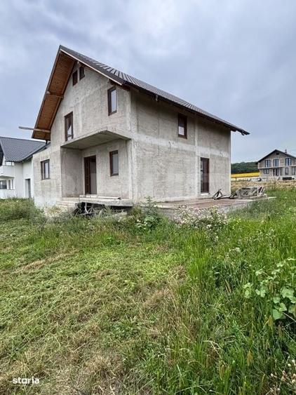 Casă cu 4 camere în Roșu