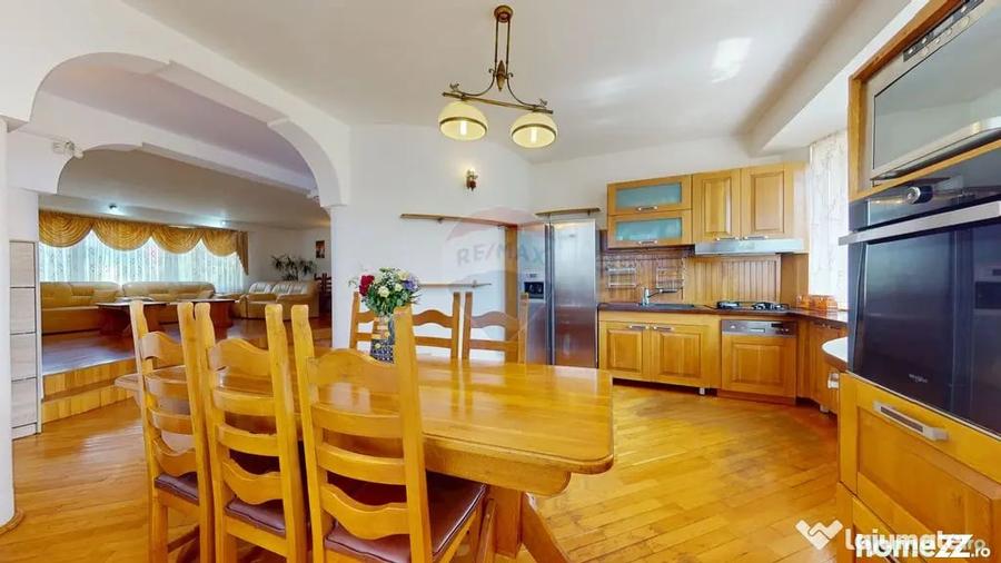 Casă cu 7 camere cu Teren 2418 Mp în Ghimbav Livadă