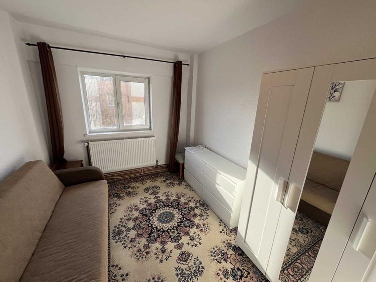 Apartament cu 3 camere decomandat în Cetate