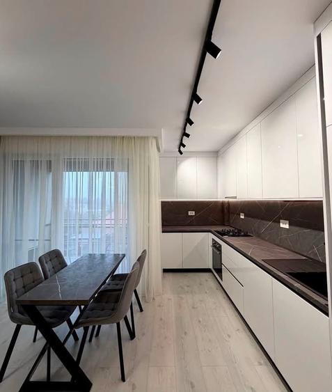 Apartament cu 3 camere semidecomandat în Aradului