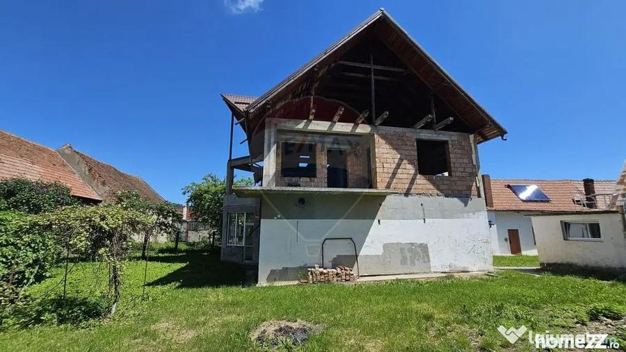Casă cu 7 camere cu Teren 1151 Mp în Central