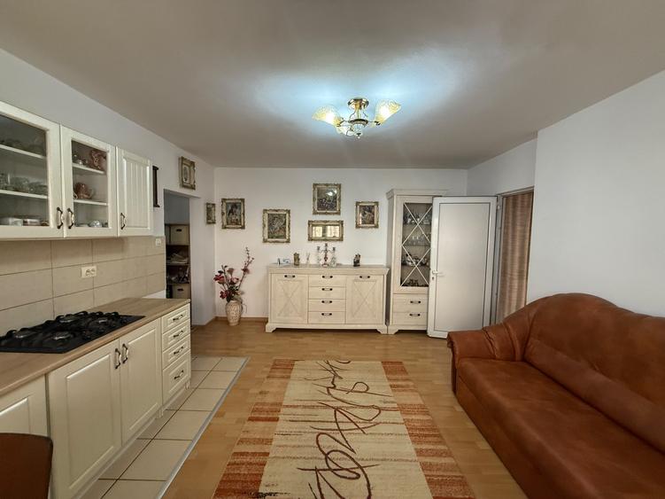 Apartament cu 3 camere semidecomandat, mobilat în Cetate
