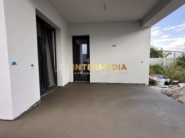 Casă individuală cu 4 camere cu Canalizare în Est