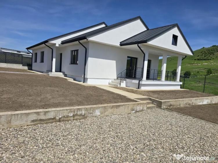 Casă cu 4 camere în Exterior Vest