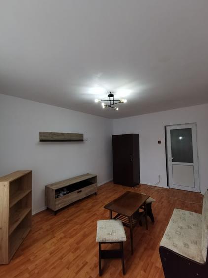 Apartament cu 3 camere decomandat în Sârbi