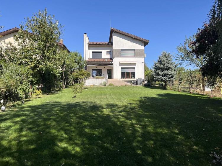 Casă cu 4 camere în Creața