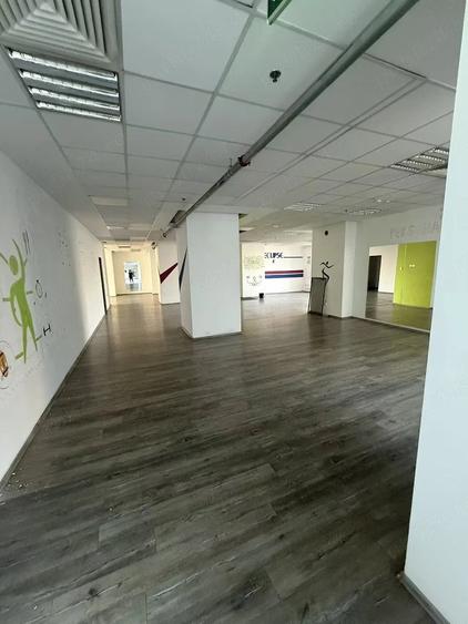 Spațiu comercial, de 800 mp, în Central