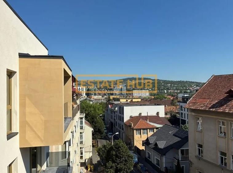 Apartament cu 4 camere semidecomandat în Central
