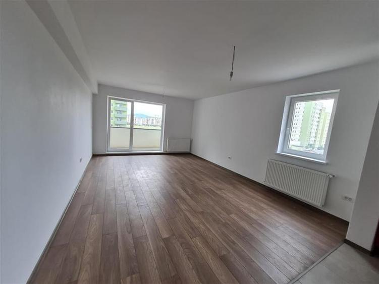 Apartament cu 2 camere decomandat în Tractorul