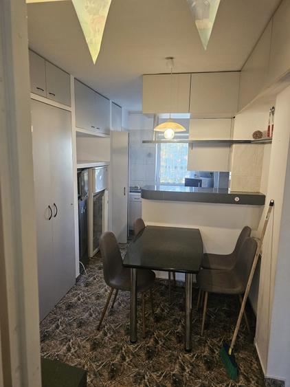 Apartament cu 4 camere semidecomandat în Grigorescu