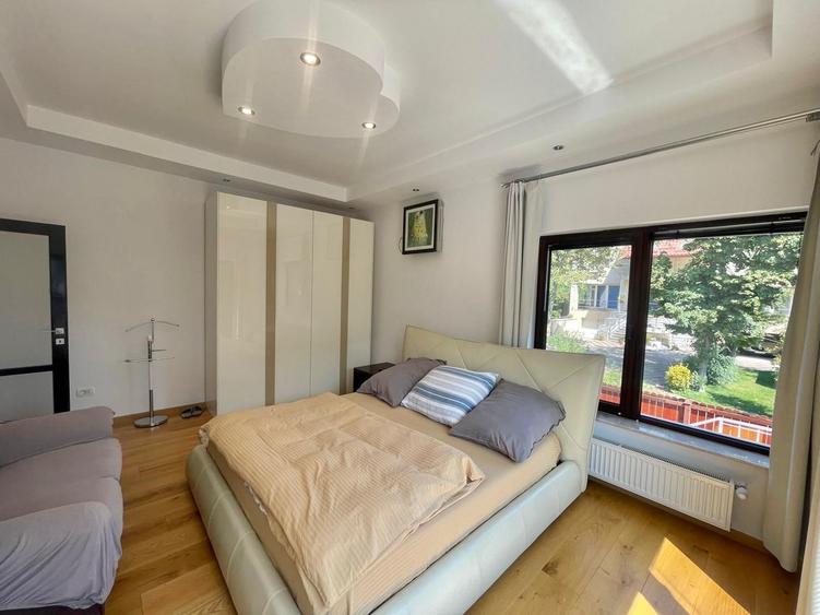 Casă cu 9 camere cu Teren 862 Mp în Pipera