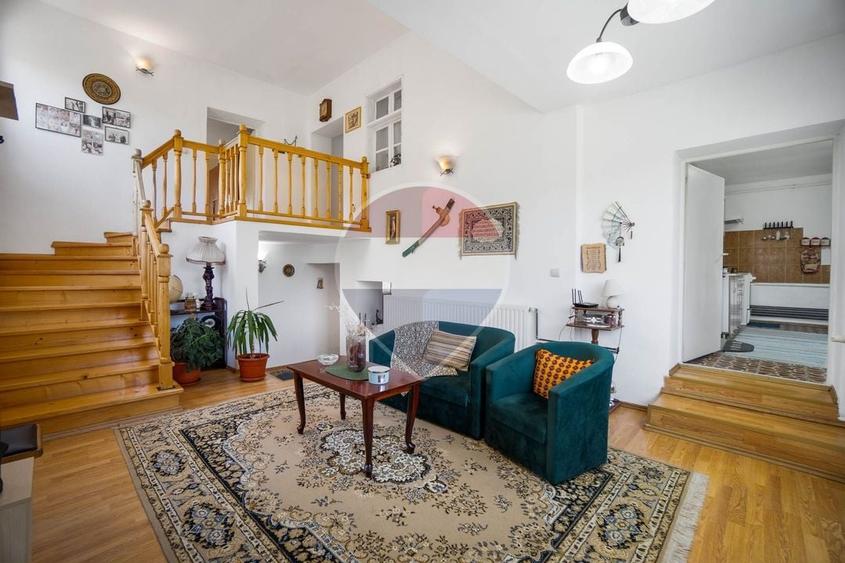 Casă individuală cu 6 camere cu Teren 2794 Mp în Bunești