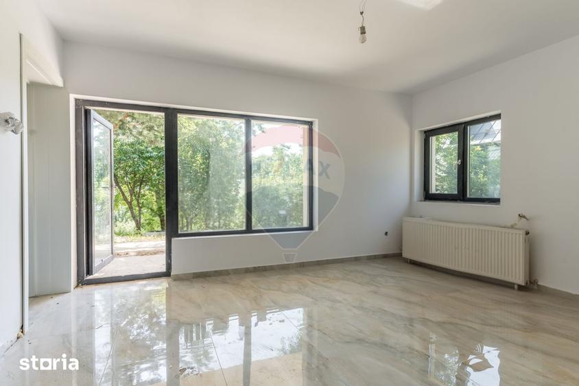 Casă cu 5 camere cu Teren 1000 Mp în Bârnova