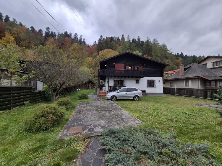 Casă cu 4 camere cu Teren 1600 Mp în Central