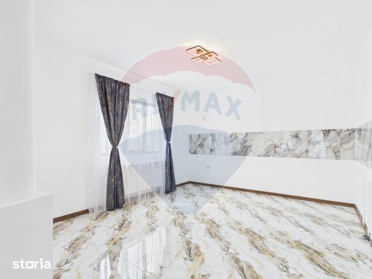 Casă cu 5 camere cu Teren 457 Mp în Vărăști