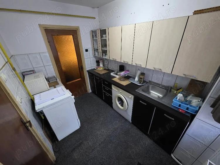 Apartament cu 3 camere semidecomandat în Micro II