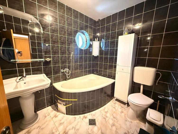 Casă individuală cu 6 camere cu Canalizare în 1 Mai