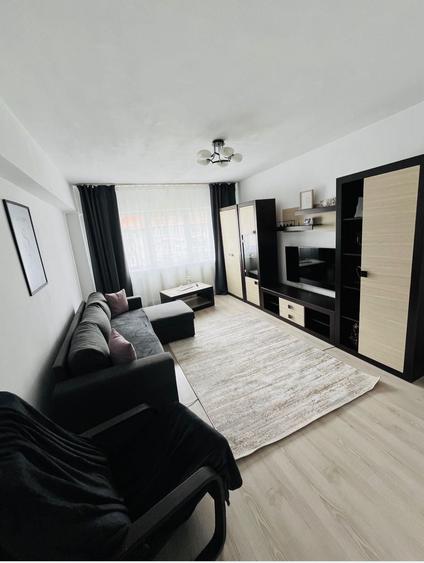 Apartament cu 3 camere decomandat în Petros