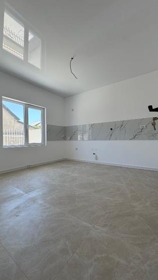 Duplex cu 4 camere cu Canalizare în Est