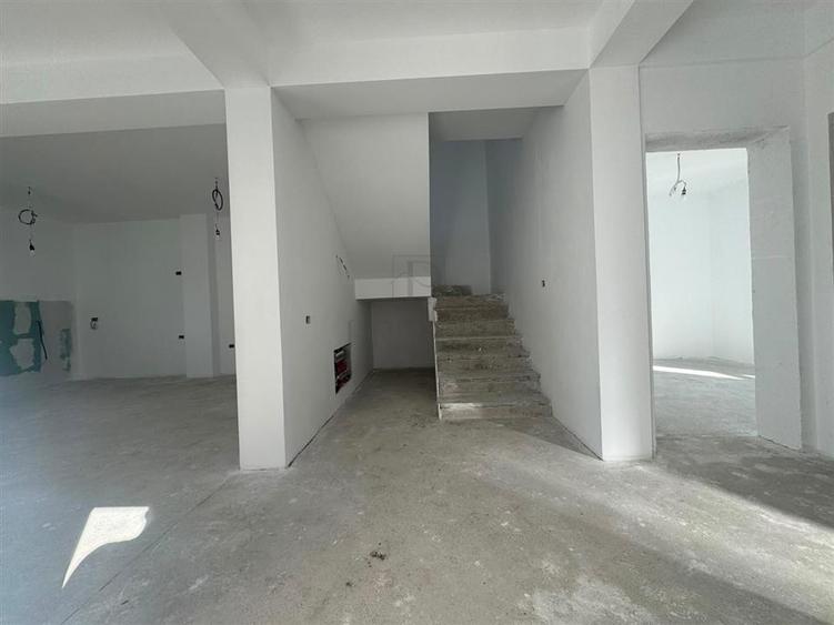 Duplex cu 5 camere cu Teren 340 Mp în Moșnița Nouă