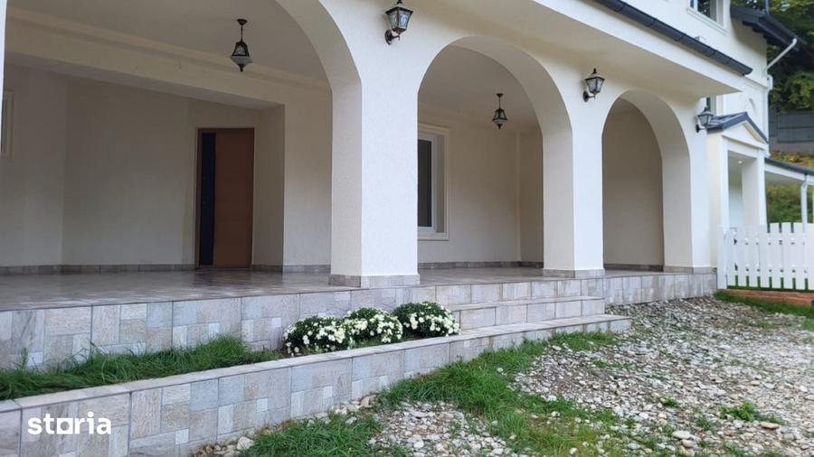 Casă cu 5 camere cu Teren 250 Mp în Măneciu
