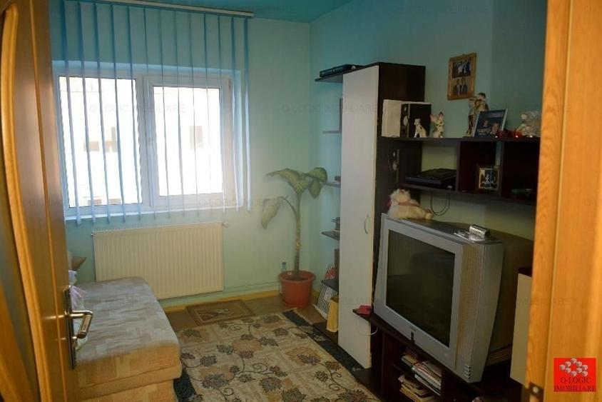 Apartament cu 4 camere semidecomandat în Tractorul