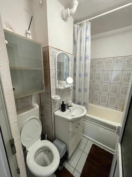 Apartament cu 3 camere semidecomandat în Vest