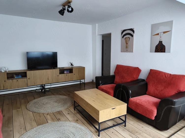Apartament cu 3 camere semidecomandat în Careiului