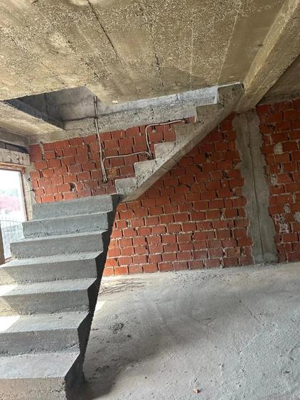 Casă cu 6 camere în Pietroasele