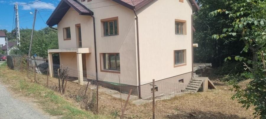 Casă cu 4 camere în Cercu