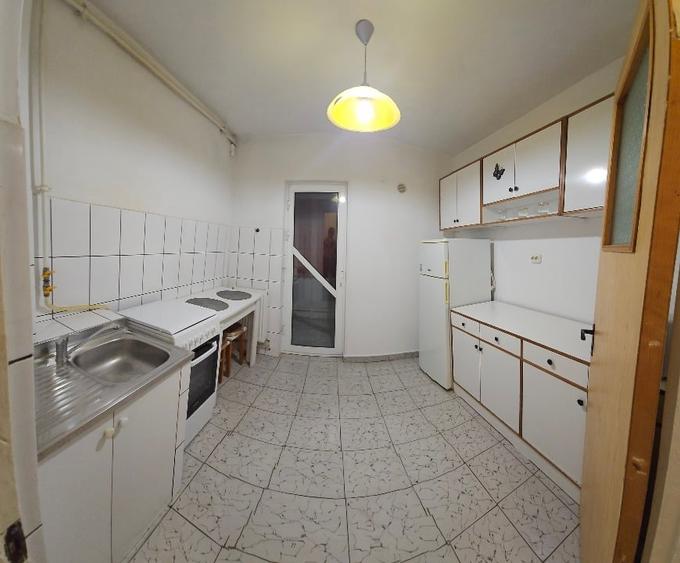 Apartament cu 3 camere semidecomandat, mobilat în Far