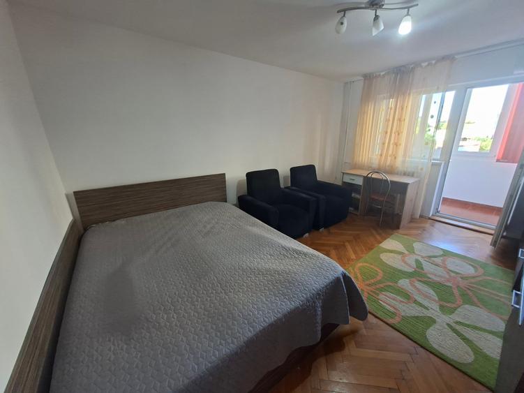 Garsonieră decomandată în Girocului