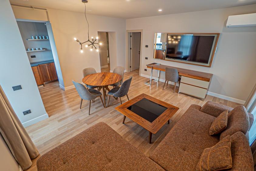 Apartament cu 3 camere, mobilat în Universitate