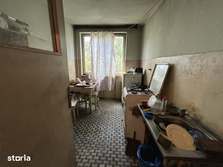 Apartament cu 3 camere semidecomandat în Podgoria